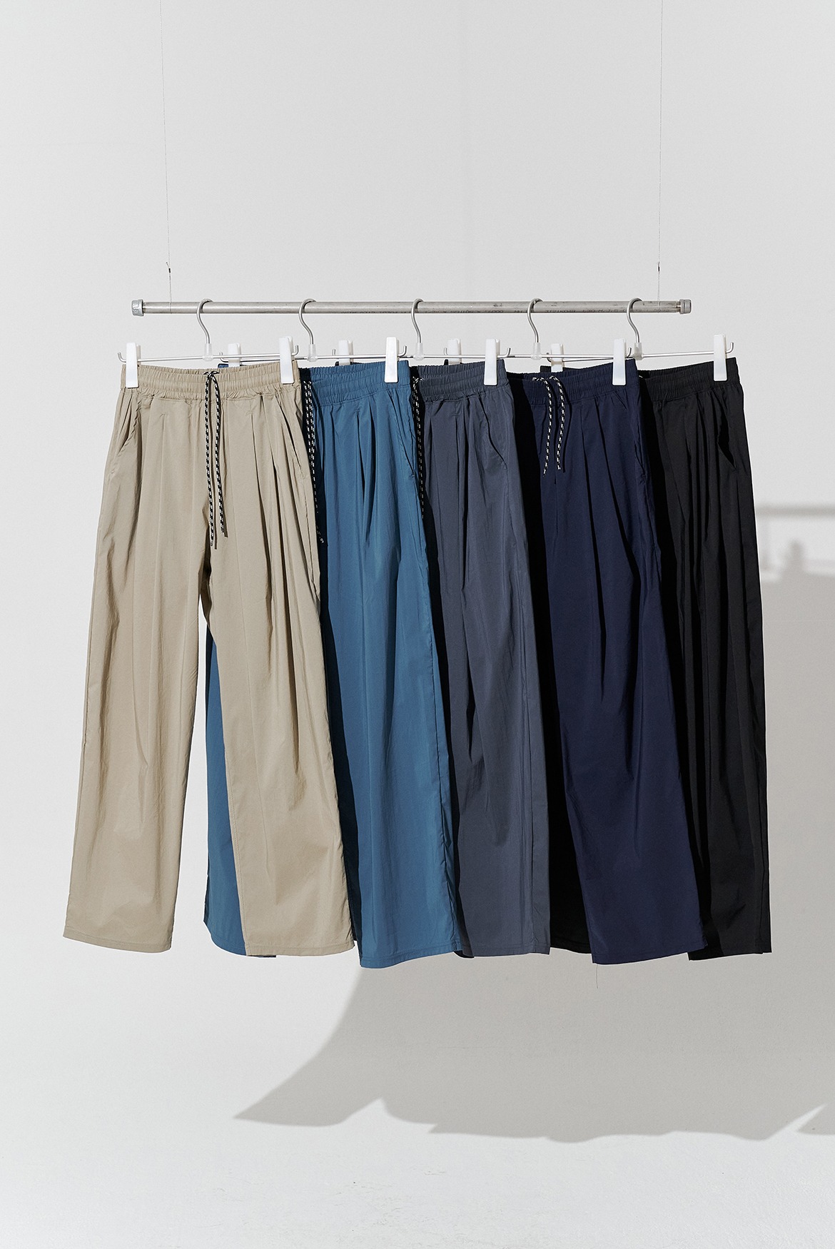 Tapered Two Tuck Nylon Banding Pants [5 Colors]